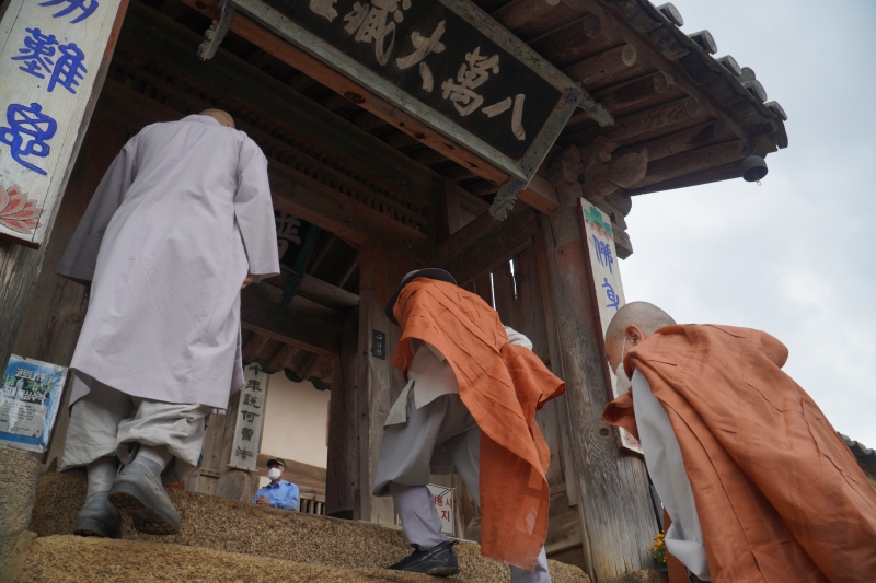 해인사에 들어서고 있는 순례대중  (2)